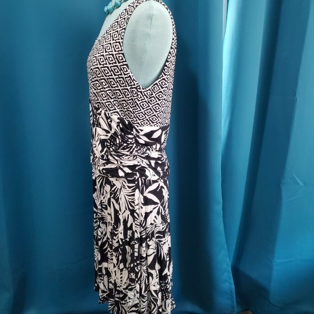 Tommy Bahama B&W Geometric & Tropical Leaf V-Neck Resort-wear Midi Dress - L - Picture 2 of 6